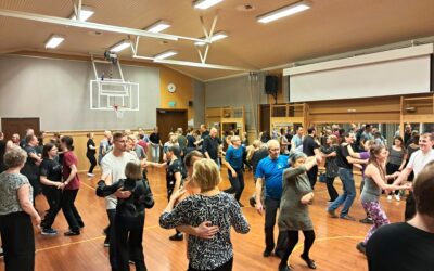Tanssin alkuun -kurssilla fuskattiin iloisissa tunnelmissa